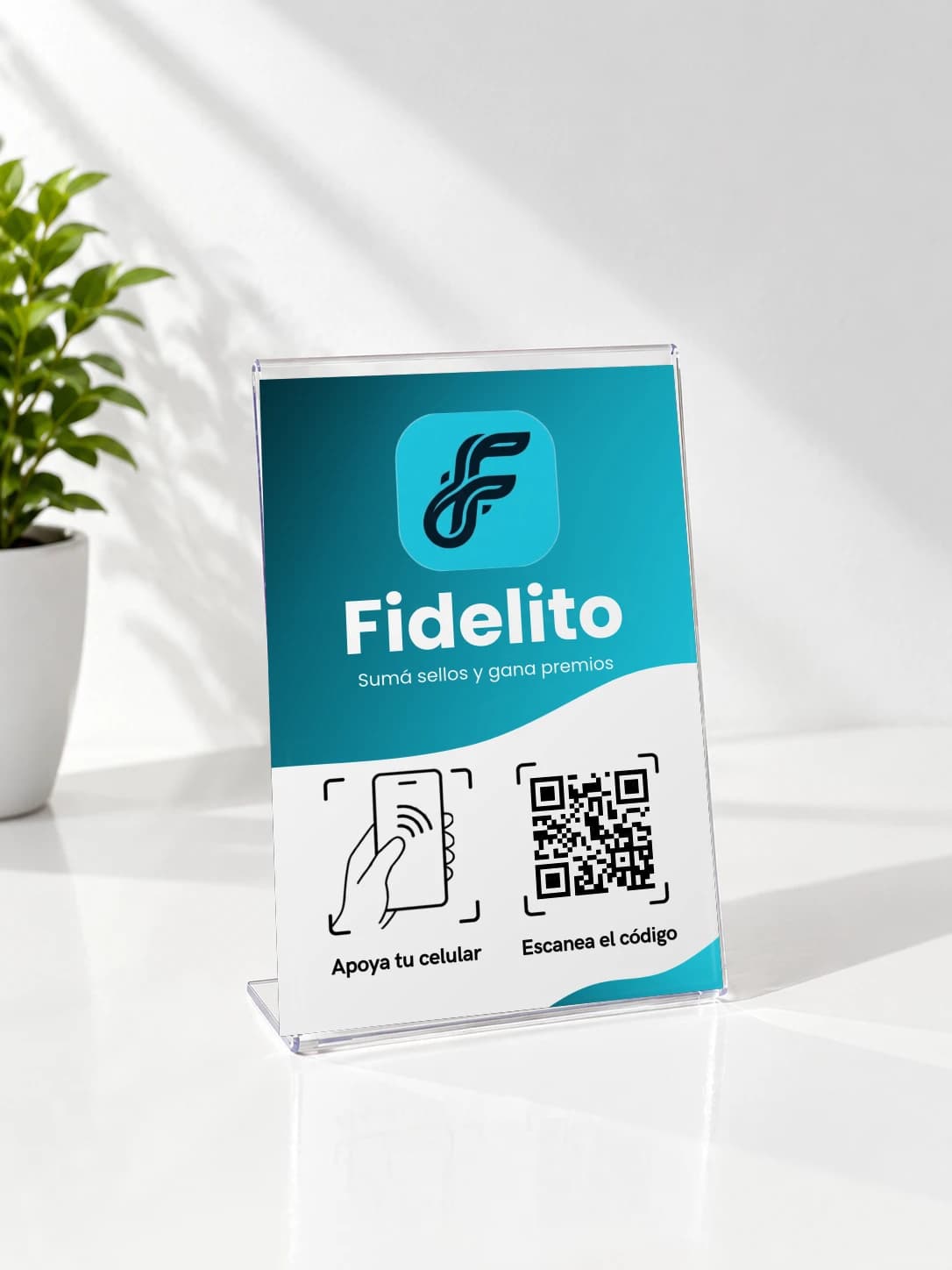 Cartel de acrílico de Fidelito con chip NFC y código QR sobre un mostrador